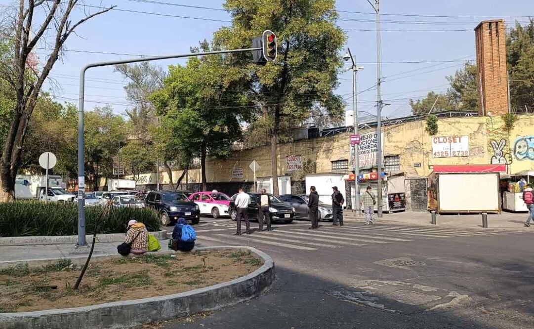 Policías de Investigación bloquean circulación en Av. Fray Servando exigiendo pago de aguinaldo (18/12/2024). Foto: Especial
