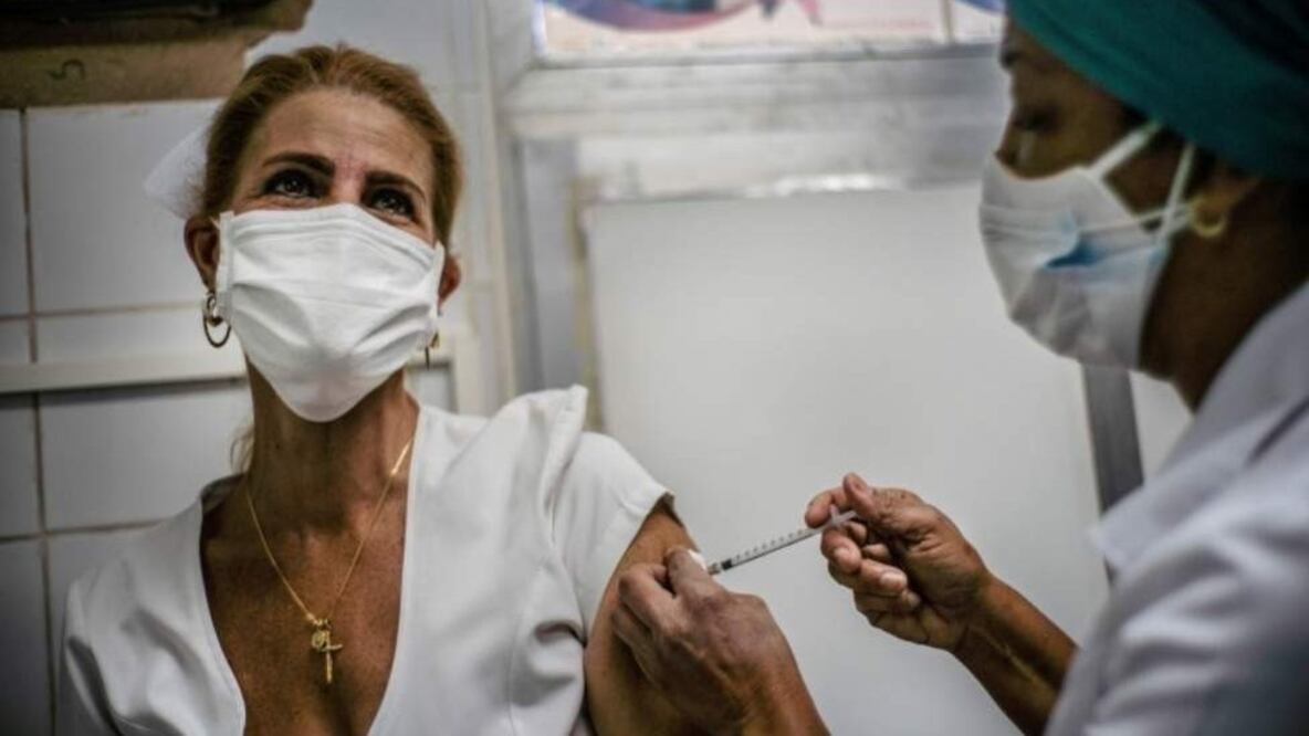 Miles de trabajadores de la salud cubanos recibirán la vacuna Soberana 02. Foto: Reuters