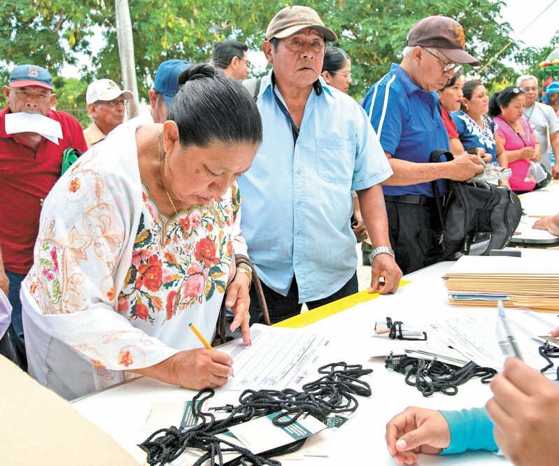 Habitantes de Mérida, Yucatán, participaron este domingo en la consulta a comunidades indígenas que determinará la realización o no del Tren Maya. Foto/CUAUHTÉMOC MORENO. EFE