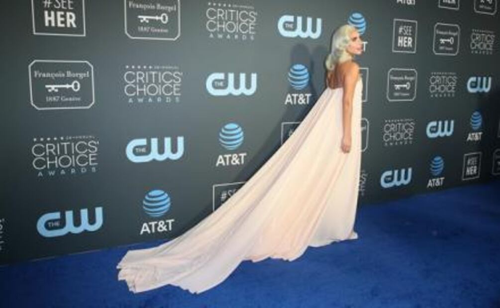 Mexicanos desfilan en alfombra azul de los Critic's Choice Awards