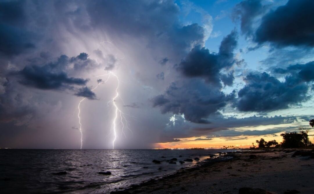 La baja presión está asociada a una amplia zona de chubascos y tormentas eléctricas. (Foto: Archivo El Universal)