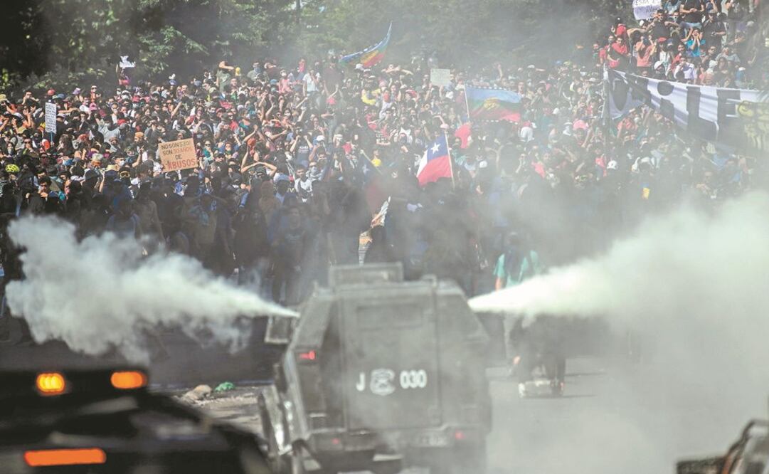 Agentes antidisturbios usaron gas lacrimógeno para dispersar a los inconformes con el gobierno de Sebastián Piñera, en Santiago de Chile. Foto: MARTIN BERNETTI. AFP