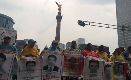 Padres de los 43 y maestros marchan del Ángel a la PGR