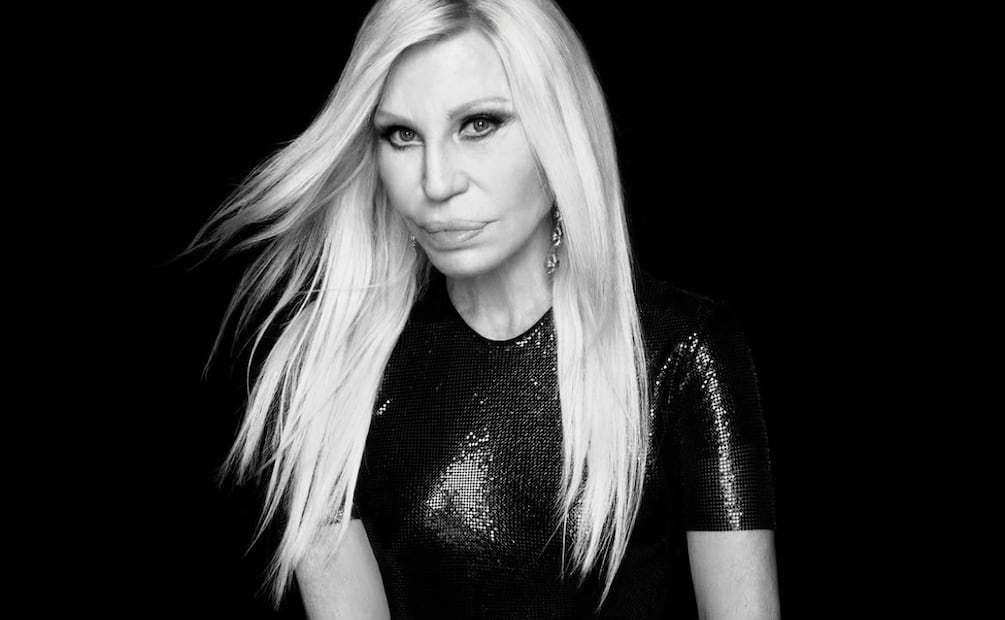 Donatella Versace. Foto: Instagram @donatella_versace, @revolve