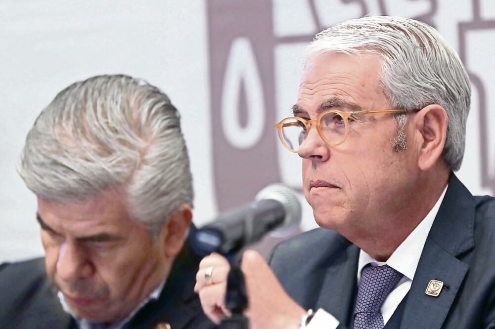 El titular de Seduvi, Felipe Gutiérrez (der), analiza evitar la entrada en vi go r de reformas aprobadas al cambios de uso de suelo (ARCHIVO EL UNIVERSAL)