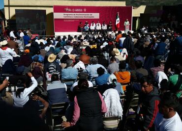 Inicia AMLO en Oaxaca programa de pavimentación de caminos rurales