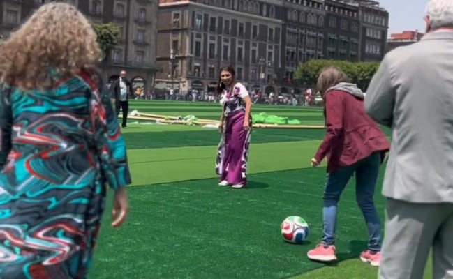 VIDEO Con “cascarita” en el Zócalo, Brugada invita a capitalinos a participar en Clase Masiva de Futbol; espera reunir 10 mil personas