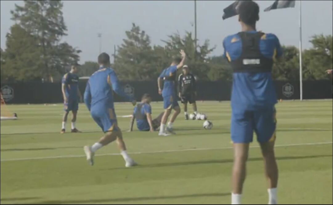 André-Pierre Gignac encaró a Eugenio Pizzuto en entrenamiento de Tigres / Foto: Especiales