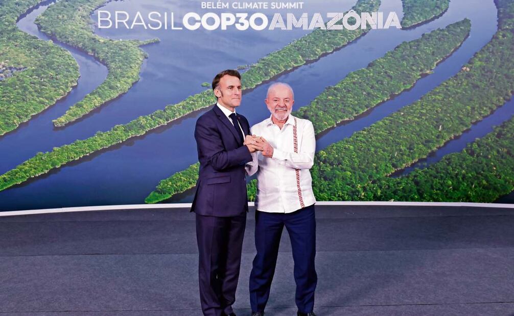 El presidente de Francia, Emmanuel Macron, con el mandatario de Brasil, Luiz Inácio Lula da Silva, en la apertura de la cumbre de líderes de la COP30, en Belém. Foto: Andre Coelho / EFE