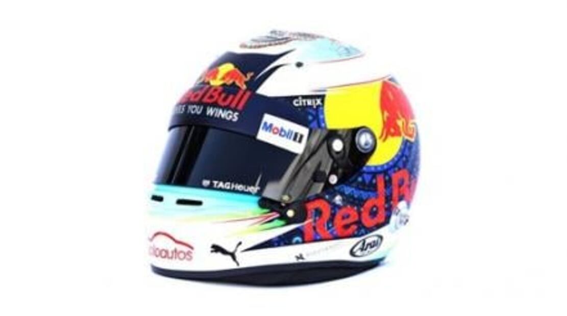 Piloto de Red Bull personaliza su casco por solidaridad a México