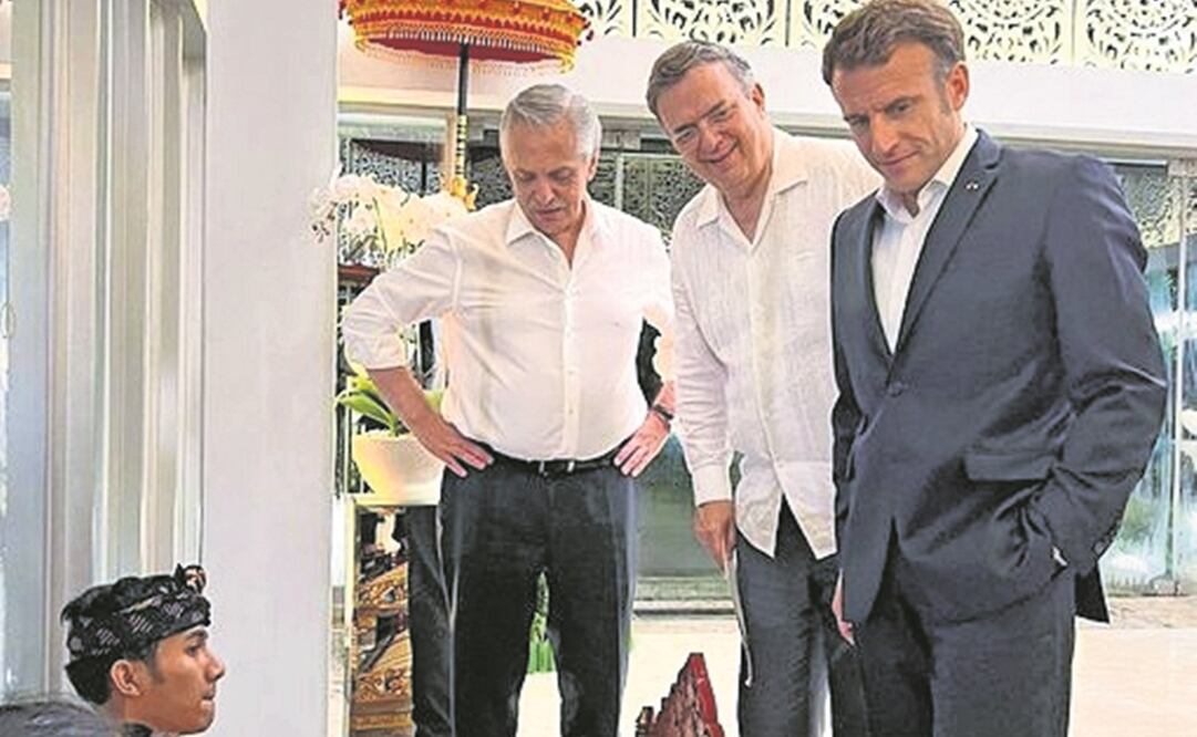 El canciller Ebrard (centro) y el presidente Macron (al frente). Foto: TWITTER