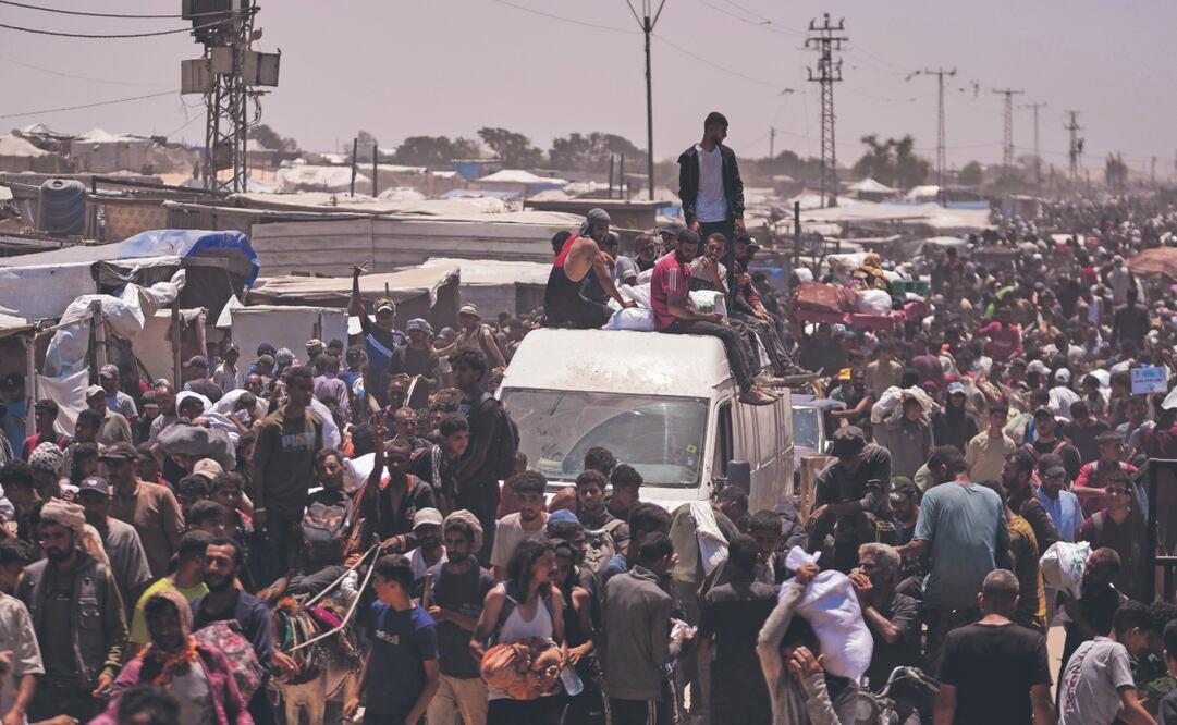 Palestinos llevan bolsas con alimentos y paquetes de ayuda humanitaria entregados por la Fundación Humanitaria de Gaza. Foto: Abdel Kareem Hana/ AP