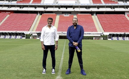 Amaury Vergara recibe al embajador de Qatar, la afición rojiblanca le reclama