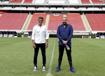 Amaury Vergara recibe al embajador de Qatar, la afición rojiblanca le reclama