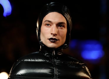 Ezra Miller lleva vestido de plumas a la alfombra roja ¿y cuál es el problema?