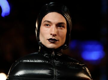 Ezra Miller lleva vestido de plumas a la alfombra roja ¿y cuál es el problema?