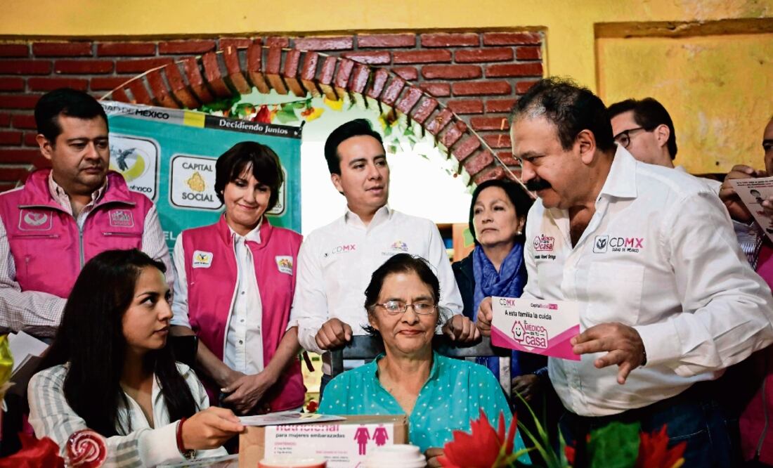 Los titulares de varias secretarías capitalinas entregaron despensas, uniformes escolares, filtros de agua y apoyos económicos en casas de Coyoacán (ESPECIAL)