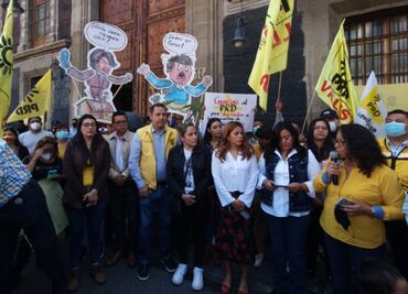Perredistas se manifiestan frente a la SEP tras obtener amparos en favor de escuelas de tiempo completo