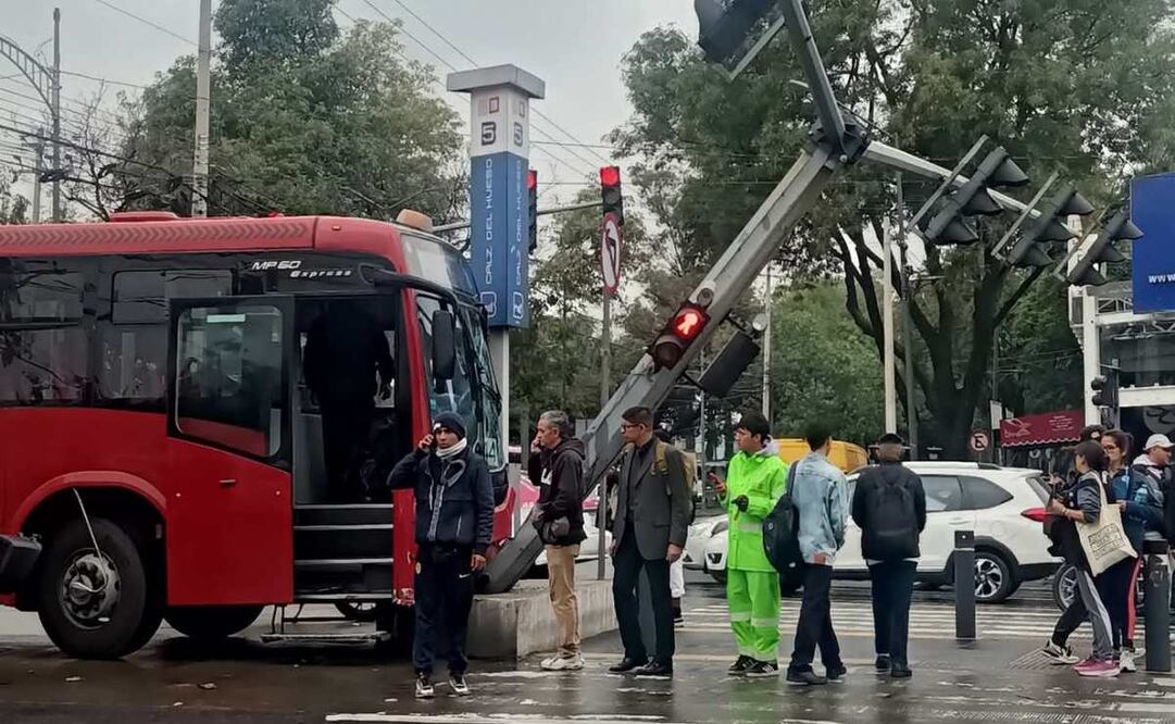 Metrobús y motocicleta tienen incidente de tránsito en inmediaciones de estación Calzada del Hueso de L5 (24/06/2025). Foto: Captura de pantalla