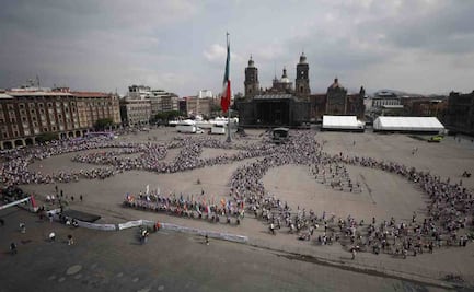Forman bicicleta monumental en el Zócalo capitalino; estrenan ciclovía La Gran Tenochtitlán