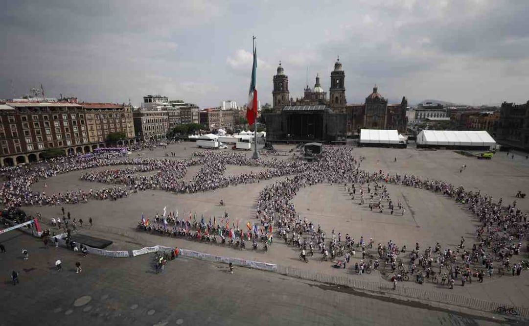 Ciclistas forman figura de una bicicleta en la plancha del Zócalo capitalino al inaugurar la ciclovía La Gran Tenochtitlán. Foto: Diego Simón Sánchez / EL UNIVERSAL