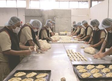 Reclusos venden pan de muerto para apoyar a su familia
