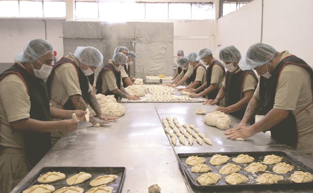 Todos los días un grupo de ocho internos llega a la siete de la mañana a la panadería del Reclusorio Preventivo Varonil Oriente para elaborarlo y es vendido en el exterior del penal. (FOTOS: CARLOS MEJÍA. EL UNIVERSAL)
