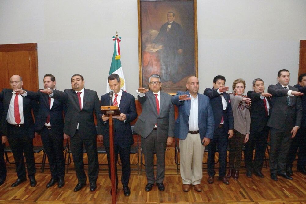 El gobernador de Oaxaca, Alejandro Murat, presentó ayer a los integrantes de su gabinete (EDWIN HERNÁNDEZ. EL UNIVERSAL)