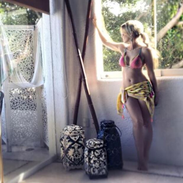 Fey presume abdomen en bikini