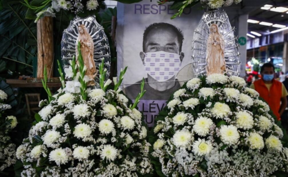 Aumento en la venta de flores y coronas, Metro sin servicio y protestas de ciclistas, entre las fotos de la semana