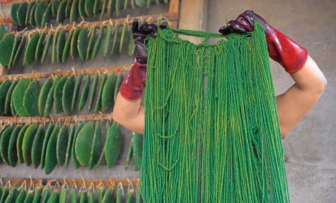 En el taller de la familia Gutiérrez hay saberes específicos y tradicionales; Juana, a los 47 años, es la mayor conocedora de los tintes y del proceso de combinación para dar con el color más intenso (FOTOS: EDWIN HERNÁNDEZ. EL UNIVERSAL)