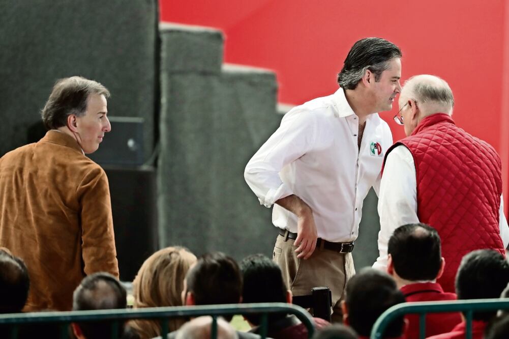 Los secretarios de Hacienda, José Antonio Meade; de Educación Pública, Aurelio Nuño, y de Salud, José Narro, durante la ceremonia. (IVÁN STEPHENS. EL UNIVERSAL)
