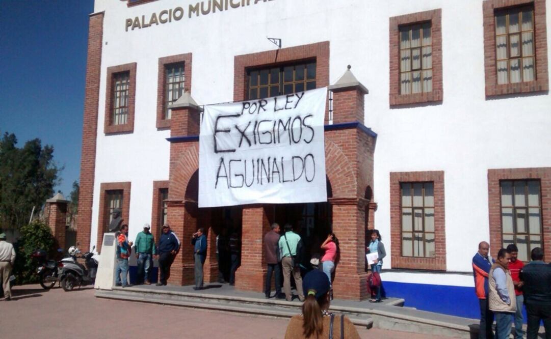 Toman palacio de Chiconcuac; exigen aguinaldo