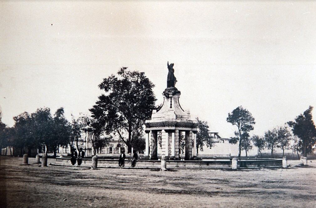 Una escena cotidiana en las inmediaciones de la Fuente de la Libertad alrededor de 1860. Esta obra del arquitecto Joaquín Heredia se encontraba en la glorieta más grande e importante del antiguo Paseo de Bucareli, inaugurado en 1775 durante la administración del Virrey D. Antonio María de Bucareli y Ursúa, que iniciaba en el ejido de La Acordada y finalizaba en la Garita de Belém. Crédito imagen: Julio Michaud