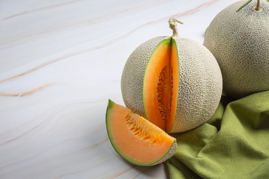 Los melones y mangos desarrollan mejor su aroma y dulzor si se mantienen fuera del refrigerador. Foto: Freepik