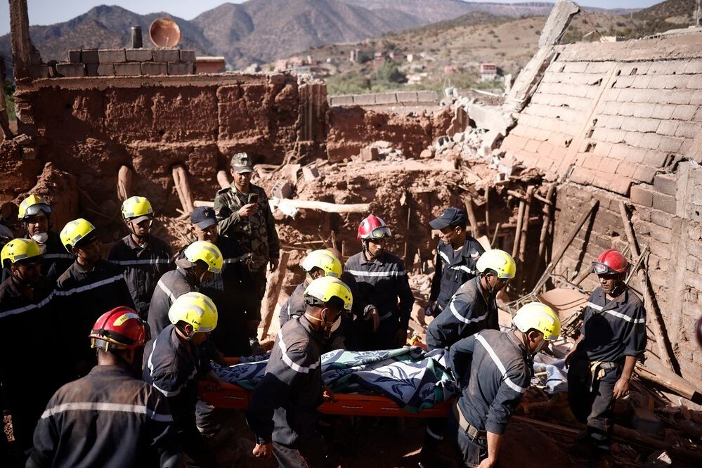 Rescatistas recuperan el cuerpo de una víctima en Ouirgane, al sur de Marrakech, en Marruecos, este domingo 10 de septiembre. FOTO: EFE