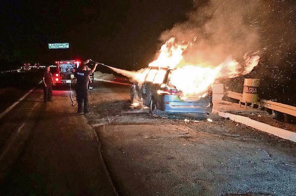 Hallazgo. A la altura de la comunidad Los Sabinos fue localizada una camioneta en llamas en cuyo interior estaban cuatro personas (CORTESÍA)