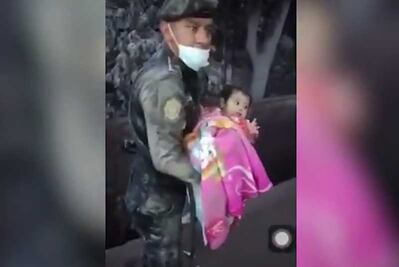 Rescatan a bebé con vida tras erupción de volcán