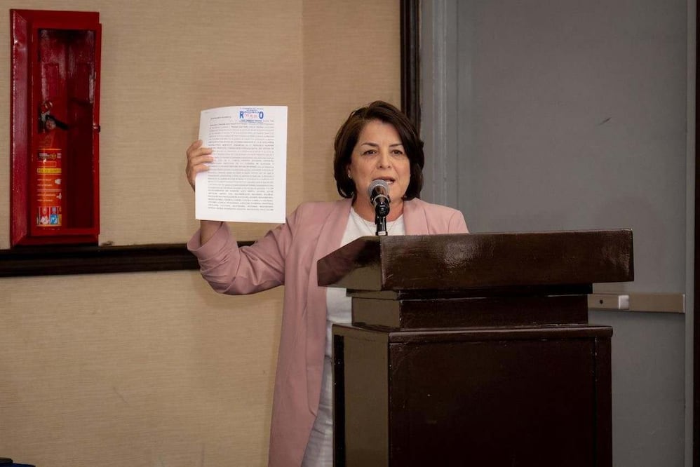 La diputada Gabriela Félix Bojórquez denunció actos de censura en su contra durante una sesión legislativa, donde incluso le fue retirado el uso del micrófono. Foto: Especial
