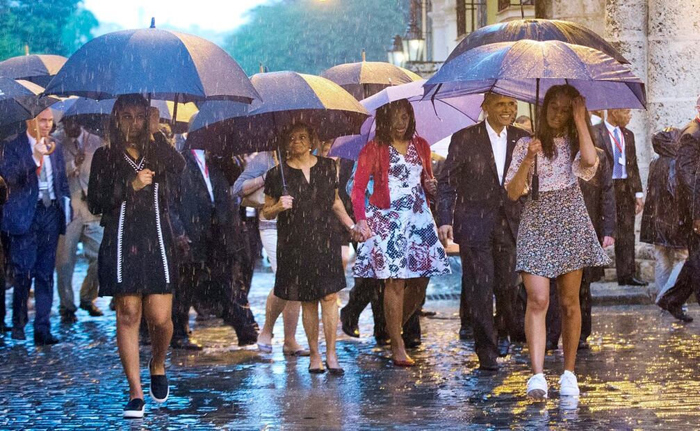 Barack y Michelle Obama junto a sus hijas Malia y Sasha, además de Marian Robinson, madre de la primera dama en Cuba. Foto: AP