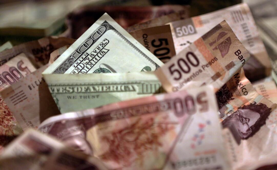 Mexican pesos and U.S. dollar banknotes - Photo: Edgard Garrido/REUTERS