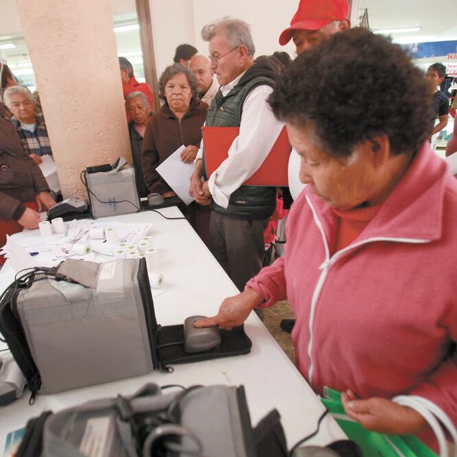 Credencial asegura que cuenta con experiencia en la entrega de apoyos sociales del gobierno, ya que han trabajado con la llamada Red de la Gente. ARCHIVO EL UNIVERSAL