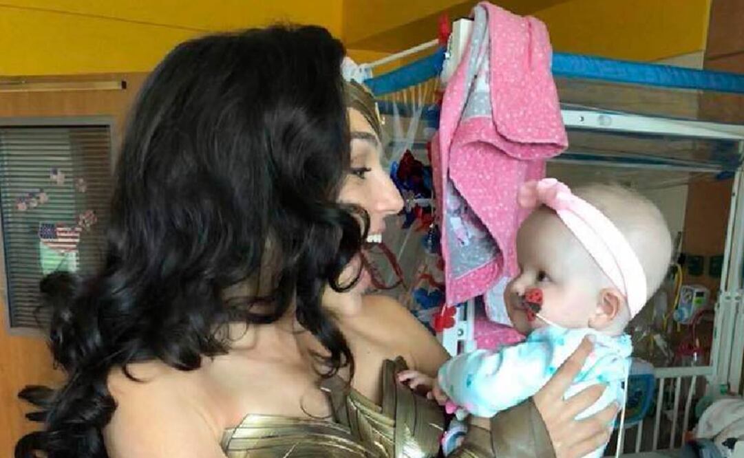Gadot repartió besos y abrazos a niños FOTO: REUTERS