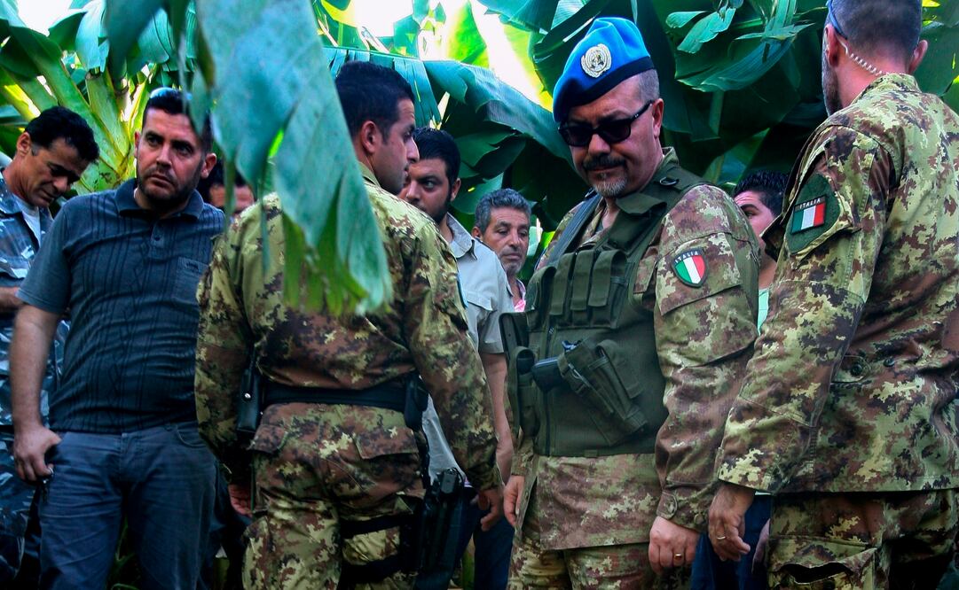 Soldados italianos bajo el mando de la ONU inspeccionan la zona de la aldea de Klaile (en la región libanesa de Tiro) (ARCHIVO / EFE)