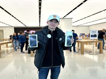 Él es el primer mexicano en comprar el iPhone 16