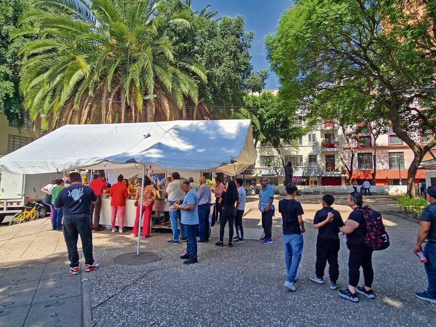 En la plaza se pudo observar que fueron instalados algunos puestos de comida. Foto: de Jorge Medellín. El Universal