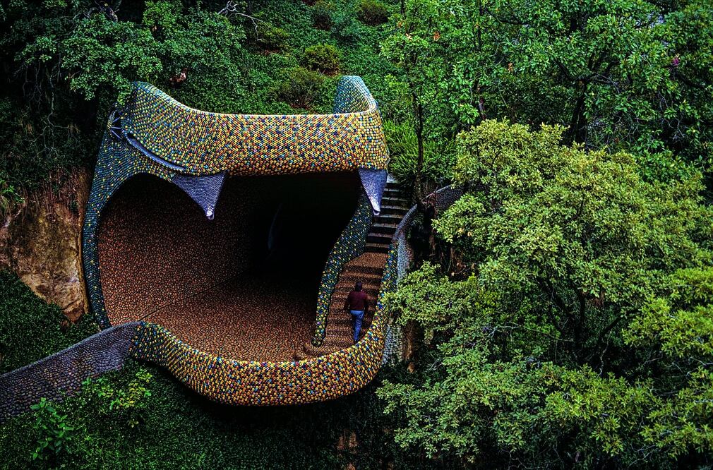 Nido de Quetzalcóatl, un conjunto surrealista rodeado de vegetación donde es posible pasar la noche. Foto: Facebook Arquitectura Orgánica