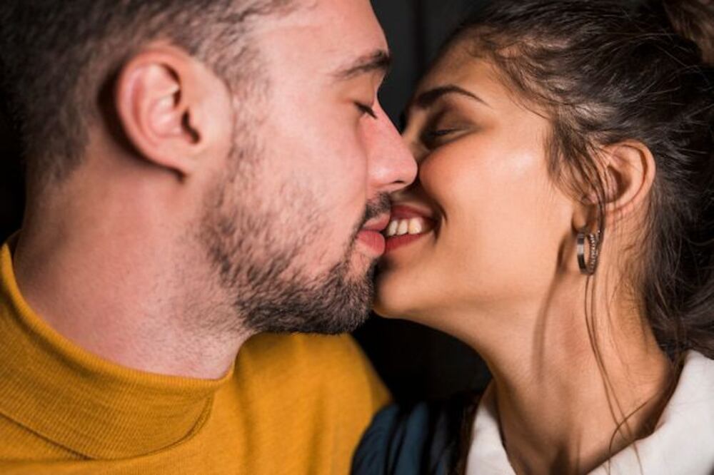 Los beneficios de los besos para la salud. Fuente: Freepik.