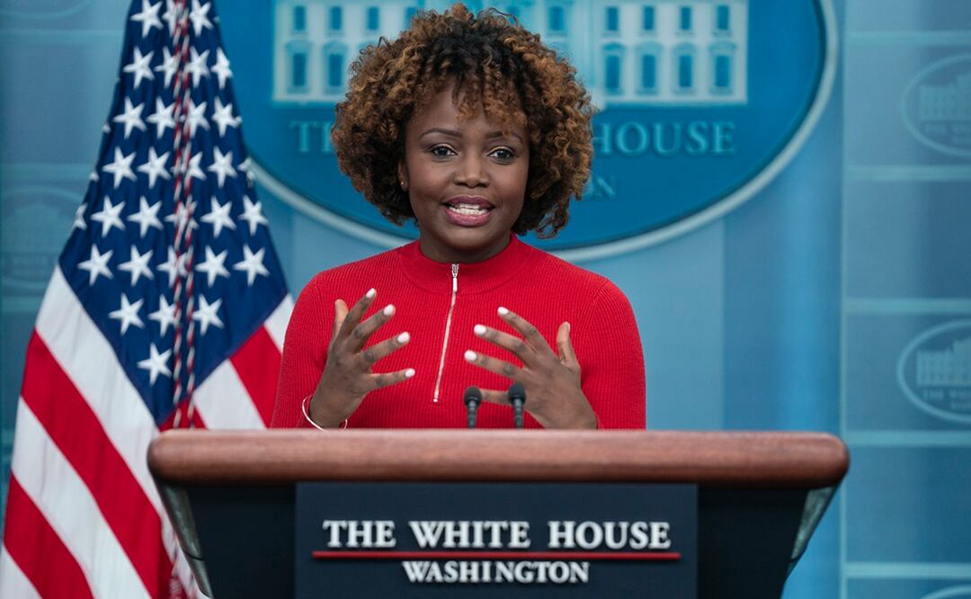 La secretaria de prensa de la Casa Blanca, Karine Jean-Pierre, habla durante una rueda de prensa en la Casa Blanca. Foto: AP