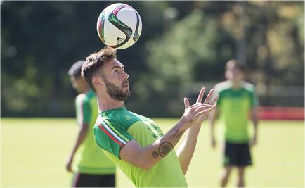 Layún jugará por derecha, afirma DT 